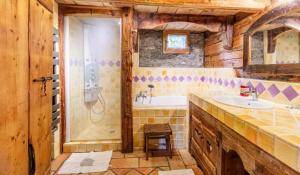 Ένα μπάνιο στο Chalet spacieux à Saint-Nicolas-la-Chapelle avec cheminée +46 φωτογραφίες