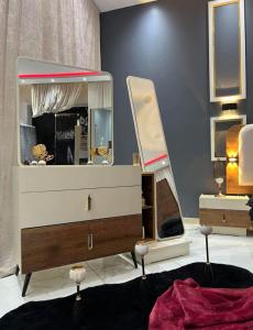 a dressing room with a mirror and a dresser at Alraei 1MH Hotel in Größing