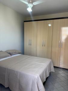 Postel nebo postele na pokoji v ubytování Apartamento a 350 m das praias de Areia Preta e das Castanheiras com dois quartos e duas varandas TV Wi-Fi dois elevadores sol da manhã garagem cozinha completa com airfryer micro-ondas sanduicheira e chaleira elétrica próximo a bancos mercados restaurant