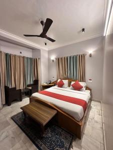 Un dormitorio con una cama grande con ventilador de techo. en T&J Villa Mussoorie, en Mussoorie