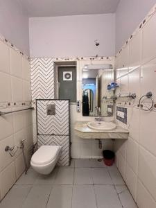 un baño con inodoro y lavabo en T&J Villa Mussoorie, en Mussoorie