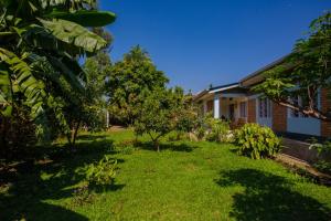 un cortile di fronte a una casa con alberi di Vital Corner a Ruhengeri