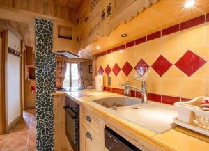 a kitchen with a sink and a counter at Appartement confortable à Megève | 46m² | Vue sur montagne in Megève