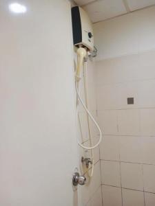 Ένα μπάνιο στο Studio Harian Apartemen Akasa BSD