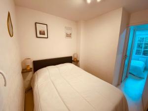 a small bedroom with a bed and a window at Serena Entre mer et forêt in Camiers