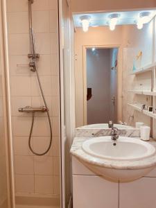 a bathroom with a sink and a shower at Serena Entre mer et forêt in Camiers