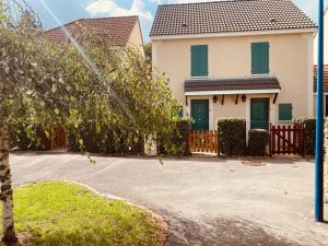 a house with a water fountain in front of it at Serena Entre mer et forêt in Camiers