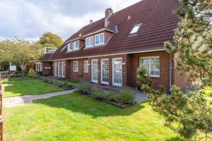 a large brick house with a yard at Rungholt in Ording