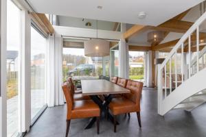 a dining room with a table and chairs at Welcome in - Strandvilla's dichtbij het strand - Vakantiepark Zonnedorp Renesse in Renesse
