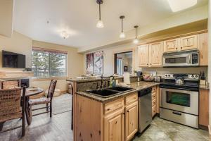 Kuchyň nebo kuchyňský kout v ubytování Silverado Getaway 124
