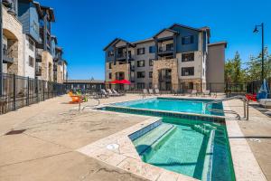 Bazén v ubytování Silverado Getaway 124 nebo v jeho okolí