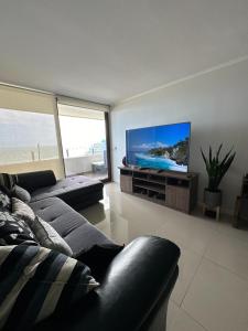 Μια τηλεόραση ή/και κέντρο ψυχαγωγίας στο Apartamento vista al Mar a pasos de casino Enjoy