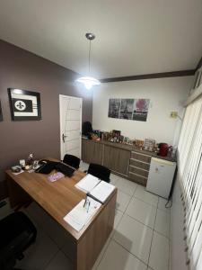 Una oficina con un escritorio con sillas y una cocina. en Escritório para reuniões durante a COP 30, en Belém