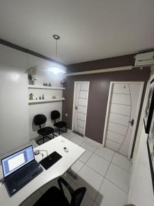 Habitación con escritorio, ordenador portátil y 2 sillas. en Escritório para reuniões durante a COP 30, en Belém