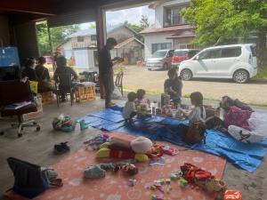 大仙市にある結ライ処 出羽紬yuraidokoro dewatsumugiの庭のテーブルに座る子供たち