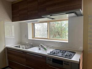 大仙市にある結ライ処 出羽紬yuraidokoro dewatsumugiのキッチン(コンロ、シンク付)、窓が備わります。