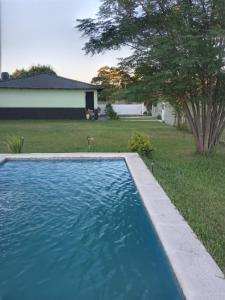 a swimming pool in the yard of a house at La Cautiva 