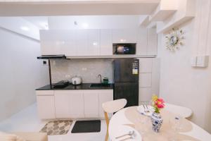 Kuchyň nebo kuchyňský kout v ubytování EGB Royal Oceancrest Mactan + 1 fotografie
