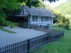 WalkenriedにあるWaldhaus Staufenbergblick in Zorgeの小屋