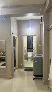 La salle de bains est pourvue de toilettes et d'une télévision murale. dans l'établissement LP Homes, à Kohīma