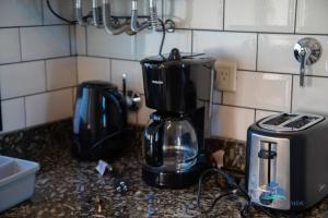 内乌肯Neuquen Riverside 2的厨房柜台配有咖啡壶和搅拌机