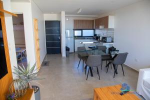 内乌肯Neuquen Riverside 2的厨房兼餐厅，配有桌椅