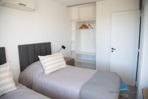 内乌肯Neuquen Riverside 2的一间带一张床和一个衣柜的小卧室