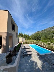 een villa met zwembad en huis bij Villa D Cube in Kremena