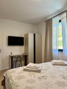 een slaapkamer met een bed, een tv en een bureau bij Villa D Cube in Kremena +16 foto's