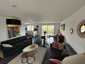 una sala de estar con un sofá y una mesa en villa Maopi, en Wimereux