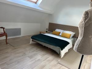 Un dormitorio con una cama en una habitación con ventana. en villa Maopi, en Wimereux 5 fotos más