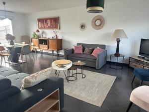 una sala de estar con un sofá y una mesa en villa Maopi, en Wimereux