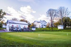 a golf course with a building and a green at Mathias Kök & Rum in Vårgårda