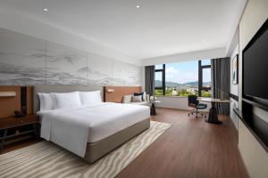 TV a/nebo společenská místnost v ubytování Crowne Plaza Xiangyang Fuchun Lakeside