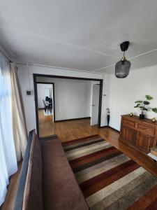 salon z kanapą i stołem w obiekcie Casa completamente equipada, a 5 min del centro w mieście Punta Arenas