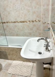 Galeriebild der Unterkunft Amplio departamento renovado en el centro de la ciudad in El Calafate + 56 Fotos