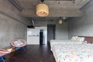 Postel nebo postele na pokoji v ubytování シートピア恩納村Ocean 贅沢快適なデザイナーズ空間と蒼い海 + 40 fotografií