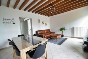 una sala de estar con una mesa y un sofá en La belle étoile 2 1à6pers 3ch 5lits parking privé, en Brou