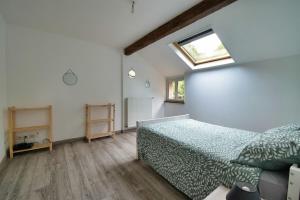 un dormitorio con una cama y una ventana en La belle étoile 2 1à6pers 3ch 5lits parking privé, en Brou