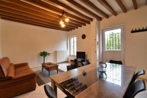 una sala de estar con una mesa y un sofá en La belle étoile 2 1à6pers 3ch 5lits parking privé, en Brou