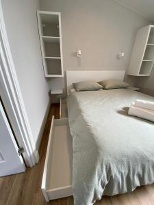 1 dormitorio pequeño con 1 cama y armario en Appartement Oisterwijk, en Moergestel