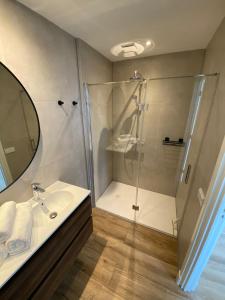 un baño con ducha y lavabo en Appartement Oisterwijk, en Moergestel 8 fotos más