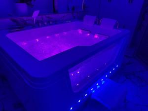Φωτογραφία από το άλμπουμ του Loveroom de luxe avec jacuzzi sauna vapeur écran 300 cm στη Μετς