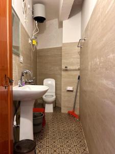 Un baño de Manzil by Mulaqat 34 fotos más