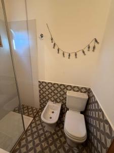 Un baño con inodoro, ducha y lavabo. en RIO-ABAJO Cabañas frente al RIO MELIQUINA, en Villa Meliquina 22 fotos más