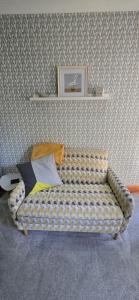 Postel nebo postele na pokoji v ubytování Gray's Cottage 2 Bedroom Nestled in the heart of Crawley