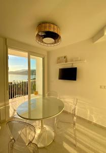 Μια τηλεόραση ή/και κέντρο ψυχαγωγίας στο Luxury Studio First Beachline La Ola Azul