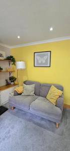 Posezení v ubytování Gray's Cottage 2 Bedroom Nestled in the heart of Crawley