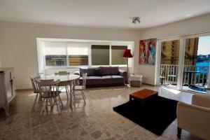 Un lugar para sentarse en Seaview Cozy Stay in a Prime Sliema Location 6S