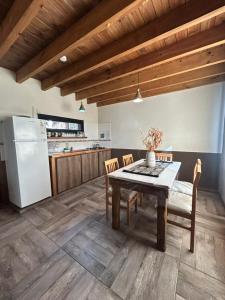 Η κουζίνα ή μικρή κουζίνα στο Candelaria Meliquina complejo